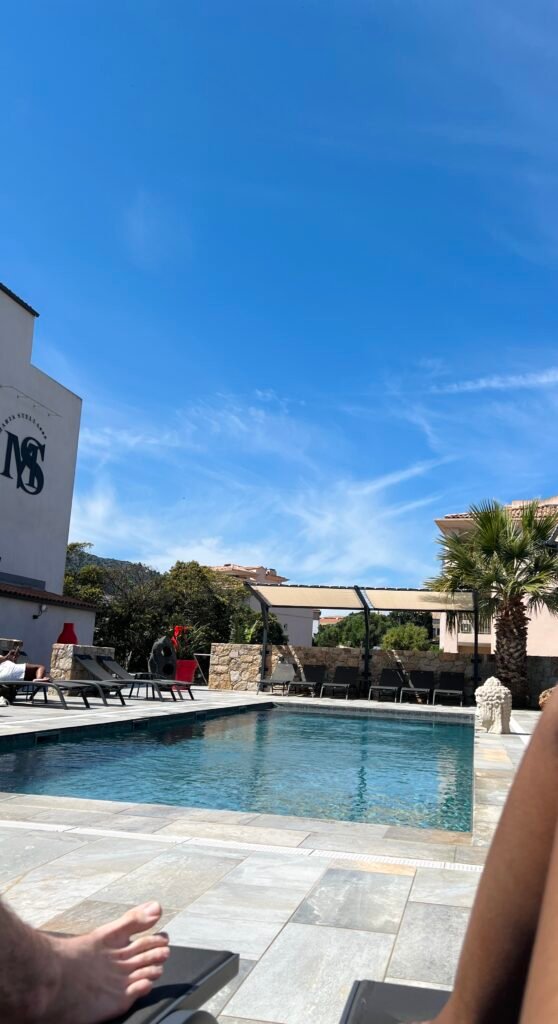 sentiersetsaveurs_hotelpiscineilerousse