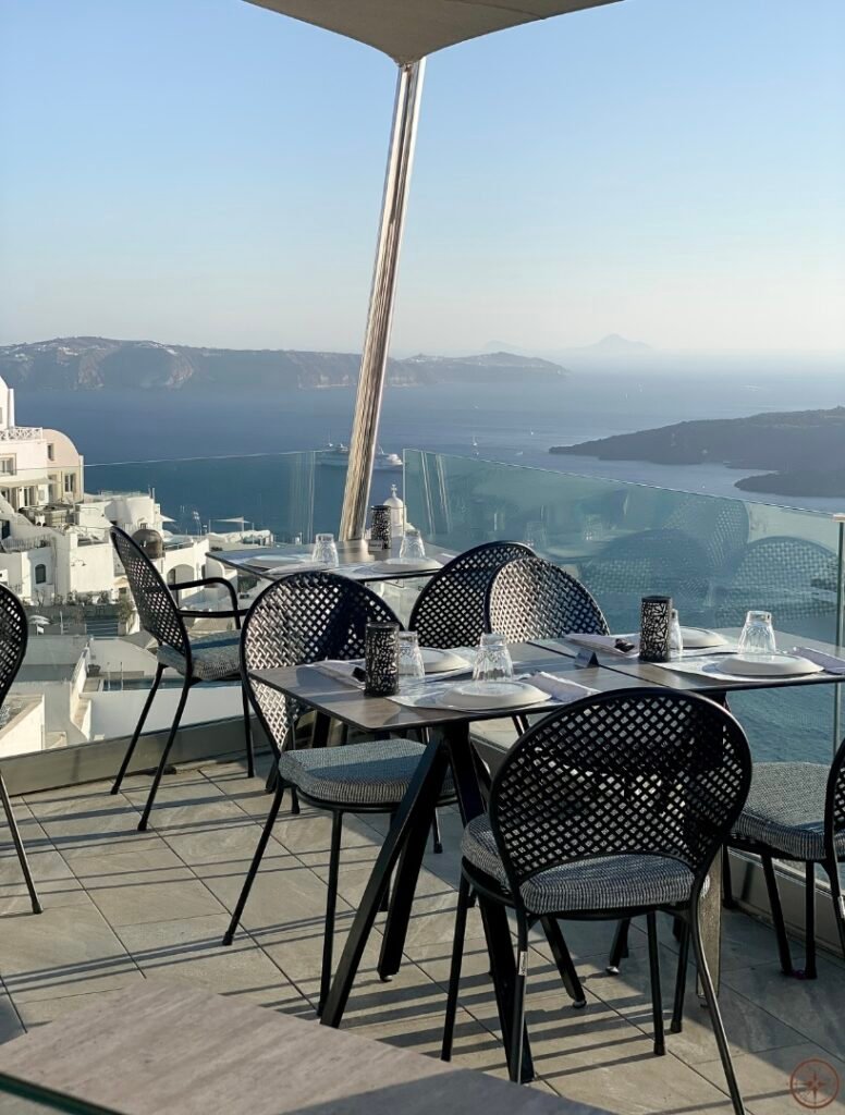 SantorinVoyageHarmonie_MangerAvecVueSentiersSaveurs